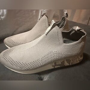 Baretraps slip on sneaker
